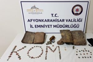 Tarihi eser ve g&ouml;k taşı satmaya &ccedil;alışırken yakalandılar