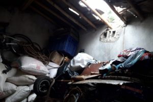 Dağdan kopan kaya par&ccedil;aları eve girdi