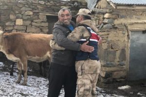 Hayvanları bulununca jandarmaya b&ouml;yle teşekk&uuml;r etti