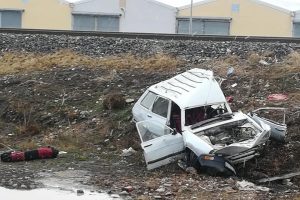 Tren otomobil ile &ccedil;arpıştı, s&uuml;r&uuml;c&uuml; ağır yaralandı