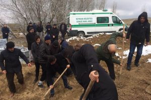Evinde &ouml;l&uuml; bulunan adamı belediye &ccedil;alışanları ve komşuları toprağa verdi