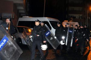Diyarbakır'da HDP'ye 'a&ccedil;lık grevi' operasyonu