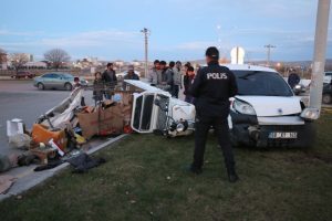 Hafif ticari ara&ccedil; elektrikli bisiklete &ccedil;arptı