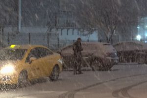 Yoğun kar, kenti beyaza b&uuml;r&uuml;d&uuml;