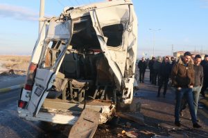 Otob&uuml;sle minib&uuml;s &ccedil;arpıştı: 17 yaralı