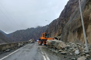 Yama&ccedil;tan kopan kaya par&ccedil;aları yola d&uuml;şt&uuml;