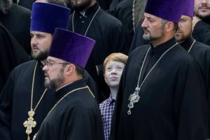 Kilise bir anda karıştı, rahipler birbirine girdi!