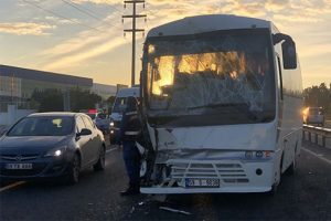 İş&ccedil;i servisleri &ccedil;arpıştı! &Ccedil;ok sayıda yaralı...