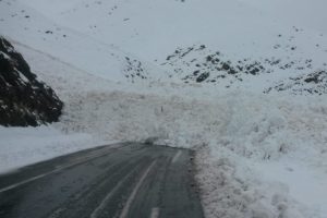 Hakkari - Şırnak yoluna &ccedil;ığ d&uuml;şt&uuml;