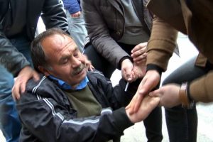 Kriz ge&ccedil;iren sara hastasına minib&uuml;steki doktor m&uuml;dahale etti