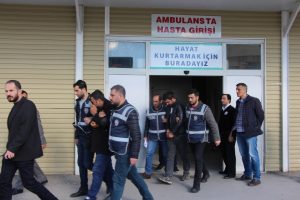 Kuyumcuyu soymaya &ccedil;alışan 2 kişi yakalandı