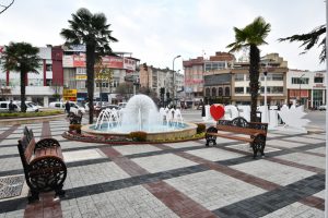 Bursa İneg&ouml;l belediye meydanı yeni y&uuml;z&uuml;yle hizmete girdi