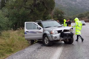 Kontrolden &ccedil;ıkan kamyonet takla attı