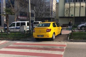 Bursa'da taksi, yolun karşısına yaya geçidinden geçti