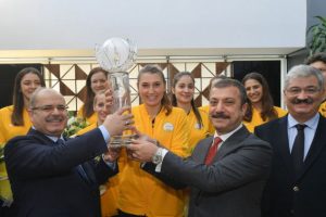 D&uuml;nya şampiyonu VakıfBank, kupayı Y&ouml;netim Kurulu'na takdim etti