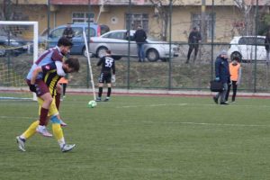 Sakatlanan rakibini saha dışına sırtında taşıdı