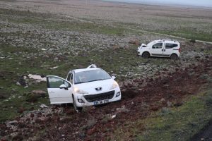 İki ara&ccedil; şarampole yuvarlandı: 2 yaralı