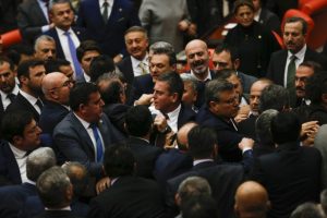 Meclis'te gerginlik! AK Parti ve CHP milletvekilleri arasında sert tartışma