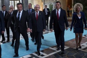 'Balıkesir ve Manisa'da tıkandık' diyen Pa&ccedil;acı'ya Kılı&ccedil;daroğlu'nun yanıtı '&Ouml;zg&uuml;r'&uuml; aşamıyorum' oldu