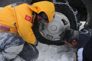 Karla 5 saatlik m&uuml;cadele! Doğum yapan kadın i&ccedil;in seferber oldular