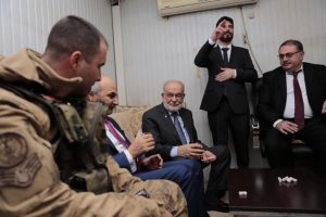 Karamollaoğlu, kontrol noktasındaki askerlerle &ccedil;ay i&ccedil;ti