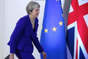 Theresa May g&uuml;venoyu aldı ama Brexit krizi s&uuml;r&uuml;yor