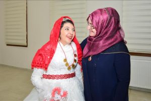Uşak'ta zihinsel engelli genç kıza temsili düğün yapıldı