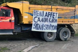 Kamyon kasasında eşe &ouml;z&uuml;r pankartı