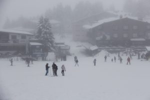 Bursa'da Uludağ'da kayak sezonu açıldı, vatandaşlar pistlere akın etti