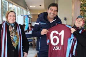 Trabzonsporlu kız kardeşler teknik heyet ve futbolcularla buluştu