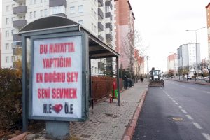 Şaşırtan g&ouml;r&uuml;nt&uuml;! Otob&uuml;s durağına bu ilanı astı!