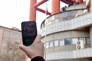 Hareketli anlar! G&ouml;ren telefona sarıldı