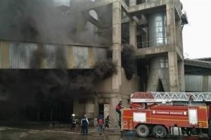 Çimento fabrikasındaki yangın söndürüldü