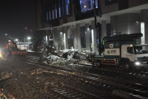 Tren kazasındaki vagonların enkazı kaldırıldı