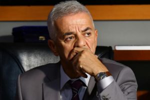 Yolda m&uuml;cevher dolu &ccedil;anta bulmuştu! Zafer Alg&ouml;z...