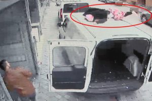 &Ccedil;atıdan atlayan kadın minib&uuml;s&uuml;n &uuml;st&uuml;ne d&uuml;şt&uuml;