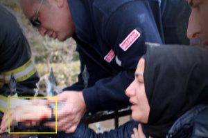 Eli korkuluk demirlerine saplandı!