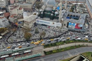 Piyango i&ccedil;in y&uuml;zlerce kişi saatlerce bekledi