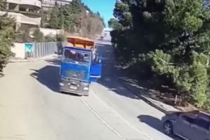 Freni patlayan kamyon&nbsp;su parkına u&ccedil;tu