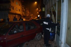 Bursa'da ticari araçla çarpışan otomobil iş yerine daldı: 2 yaralı