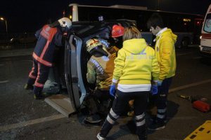 Kaldırıma &ccedil;arpan ara&ccedil; takla attı: 1 yaralı