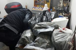 Tekel bayisine uyuşturucu baskını: 3 g&ouml;zaltı