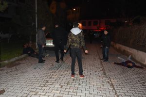 G&uuml;r&uuml;lt&uuml; yaptılar diye 3 kişiyi av t&uuml;feğiyle vurdu!