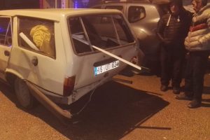 Bursa'da izne gelen asker kullandığı minibüsle otomobile çarptı