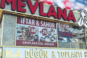 D&uuml;ğ&uuml;n salonunda şoke eden kavga! Et kavurma...