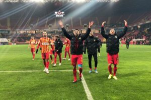 Deniz T&uuml;r&uuml;&ccedil; bir d&ouml;nd&uuml; pir d&ouml;nd&uuml;