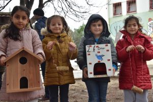 Bursa'da öğrenciler, okul bahçesine kuş mahallesi kurdu