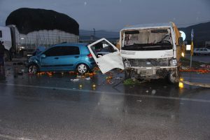 Otomobil ile kamyonet &ccedil;arpıştı: 6 yaralı