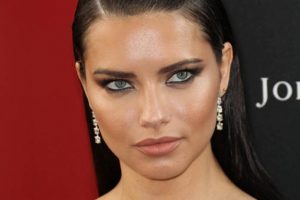 Adriana Lima, Loris Karius ile takipleşmeye başladı