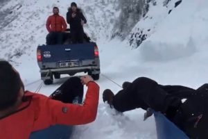 Karda kamyonete bağladıkları leğenle kaydılar